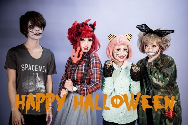 HAPPY HALLOWEEN の文字を背に、仮装した五人