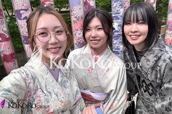 着物姿の三人が顔を寄せている