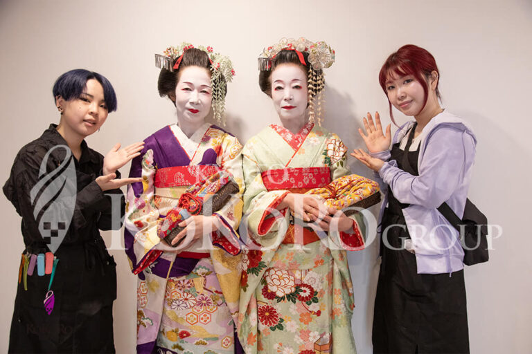 舞妓姿の三人と、付き添うスタッフ二人が並ぶ