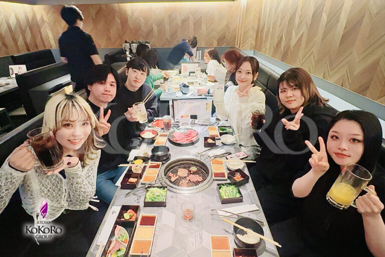 焼き台を囲んで、四人が指を立てている