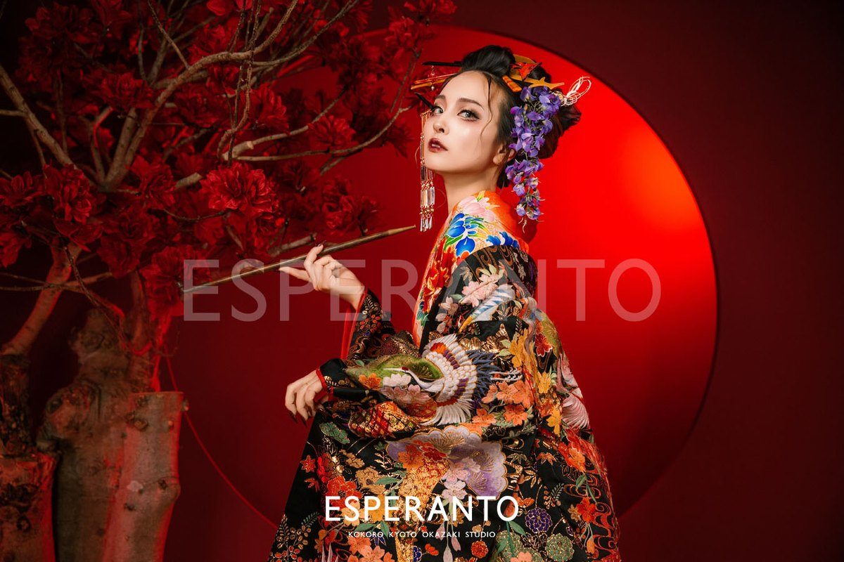 Look Make Lab「ESPERANTO KYOTO」の撮影。紅い円と枝を背に、黒地の打掛をまとった花魁が立つ