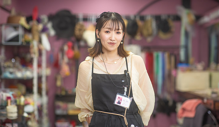スタジオに立つスタッフ
